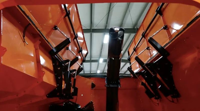 四個HD電動推桿在折疊門的側面,每一個都是通過J1939 CAN總線通訊的